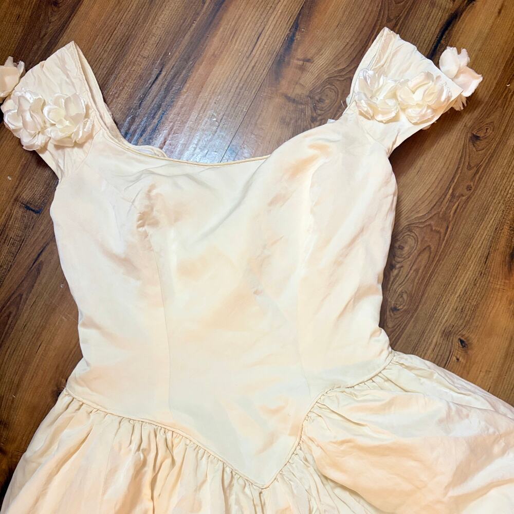 Vintage | Cream Satin Ball Gown Wedding Dress Floral Appliqué Full Skirt -Size 6 - Picture 5 of 14